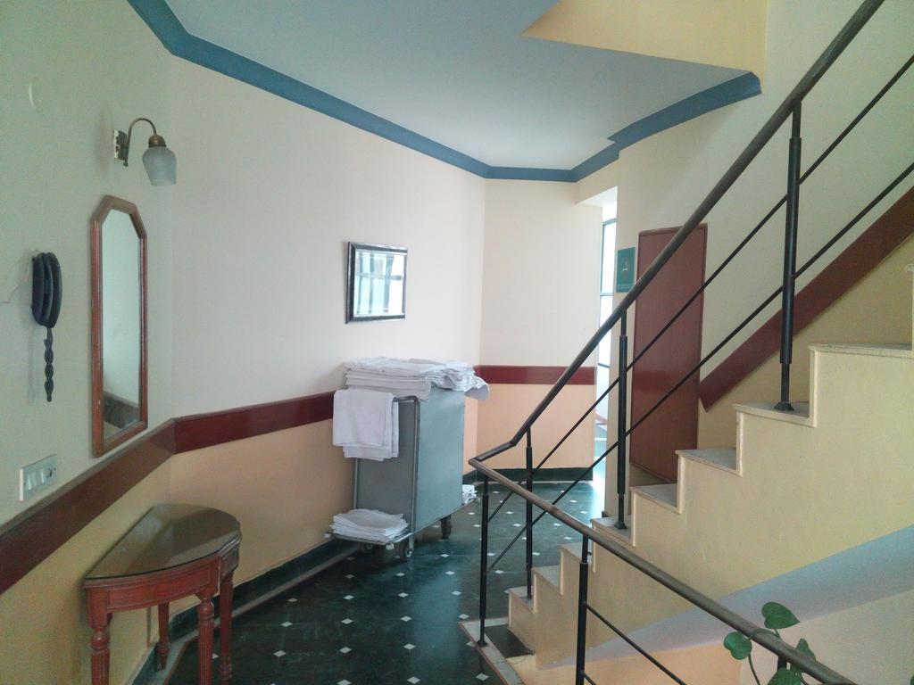 Hotel Queens Residency Gurgaon Eksteriør bilde