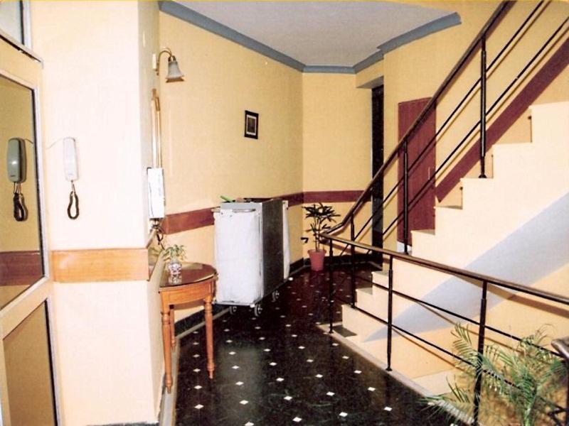 Hotel Queens Residency Gurgaon Eksteriør bilde