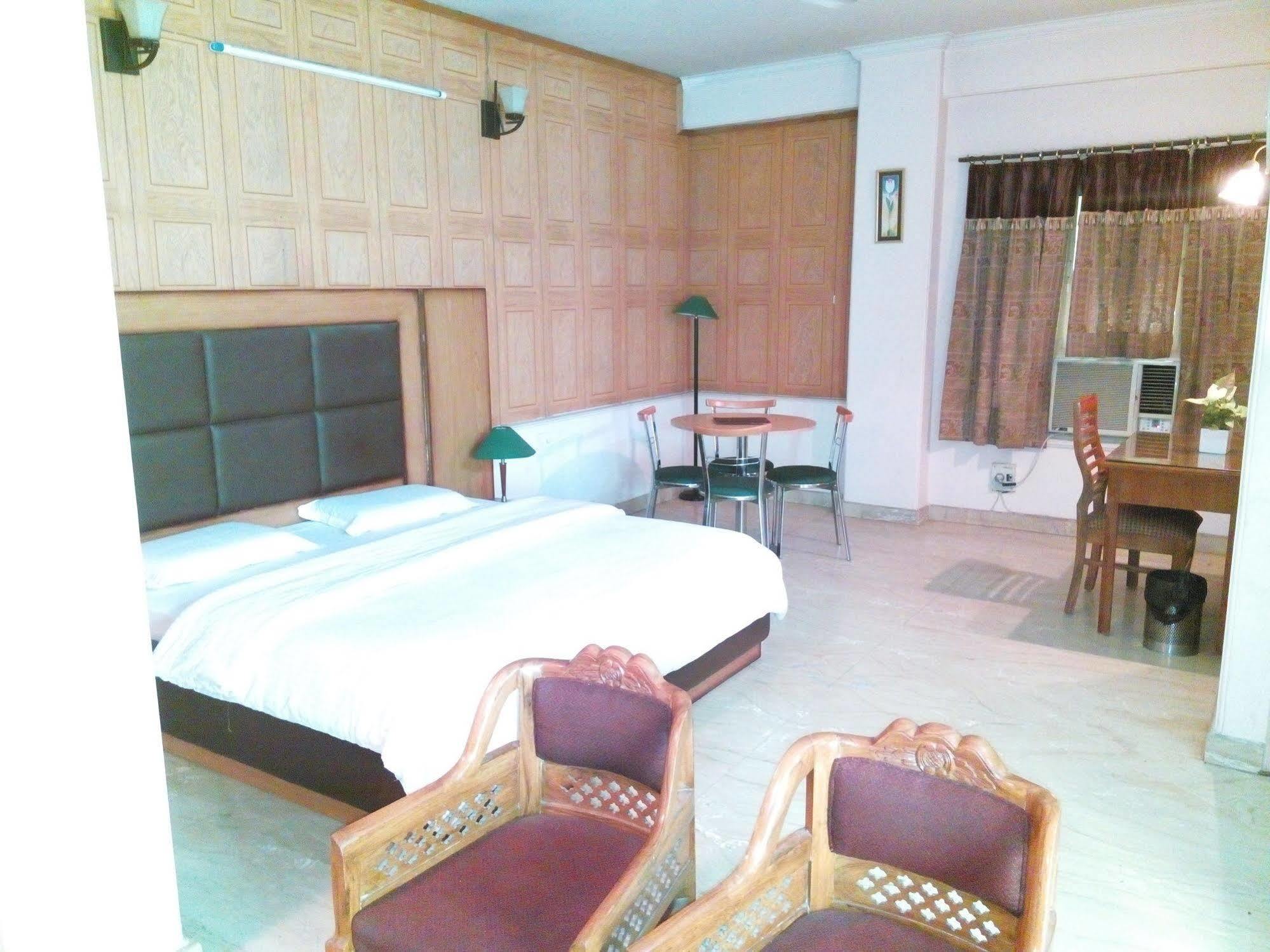Hotel Queens Residency Gurgaon Eksteriør bilde