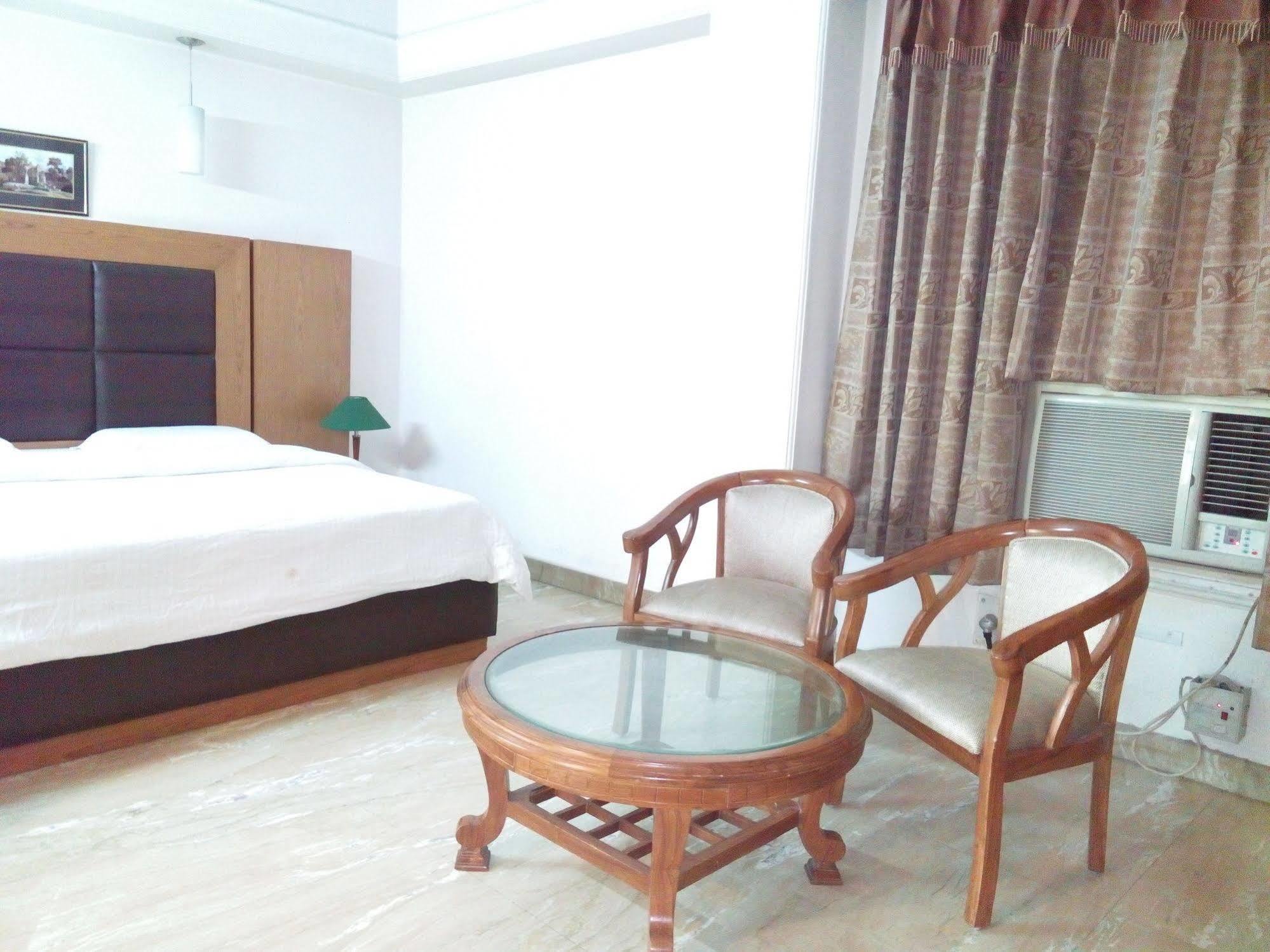 Hotel Queens Residency Gurgaon Eksteriør bilde