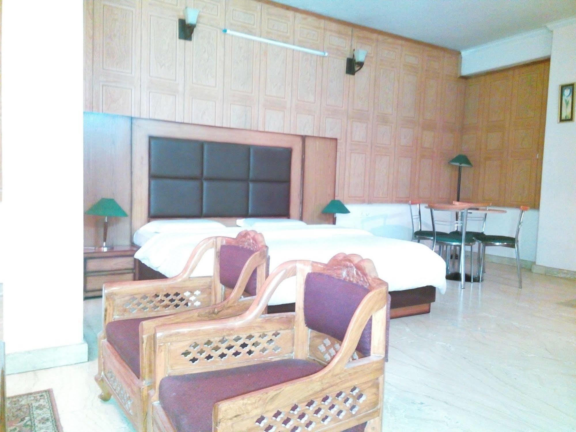Hotel Queens Residency Gurgaon Eksteriør bilde