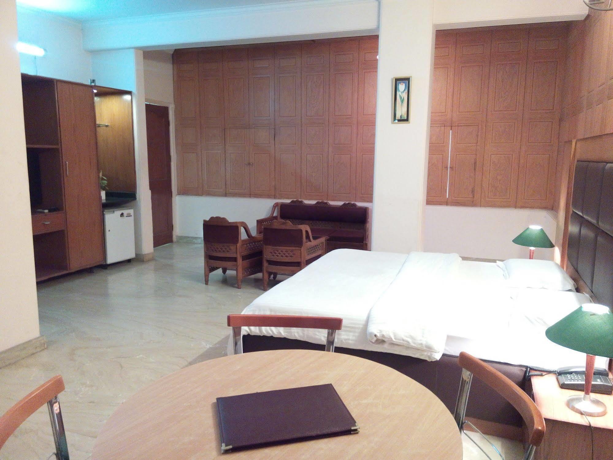 Hotel Queens Residency Gurgaon Eksteriør bilde