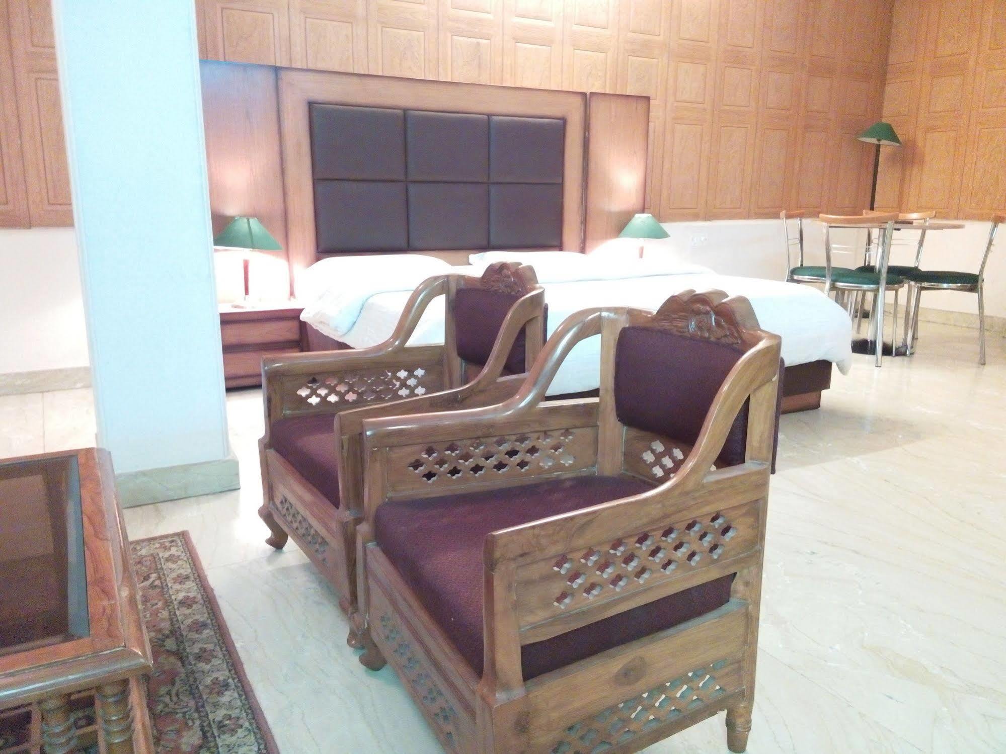 Hotel Queens Residency Gurgaon Eksteriør bilde