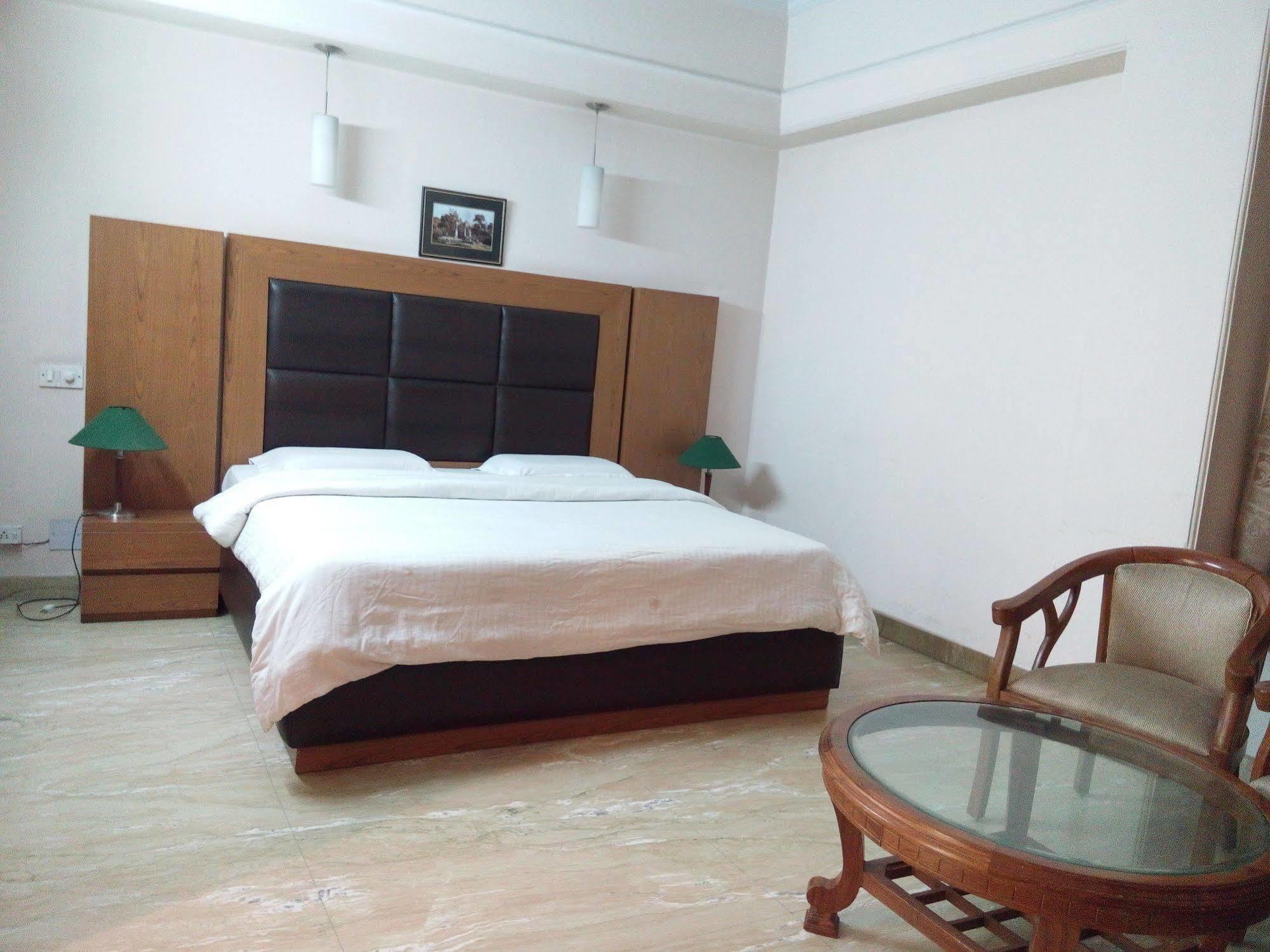 Hotel Queens Residency Gurgaon Eksteriør bilde