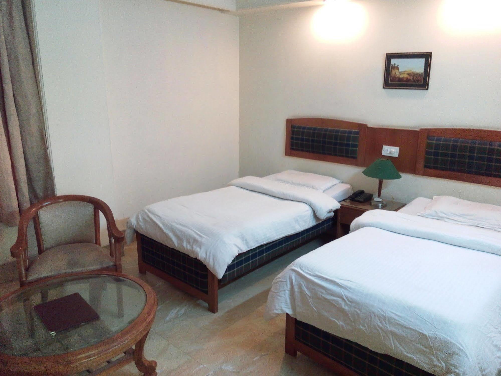 Hotel Queens Residency Gurgaon Eksteriør bilde