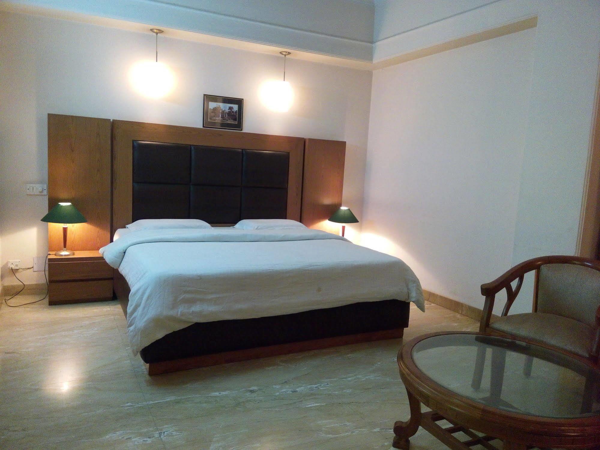 Hotel Queens Residency Gurgaon Eksteriør bilde