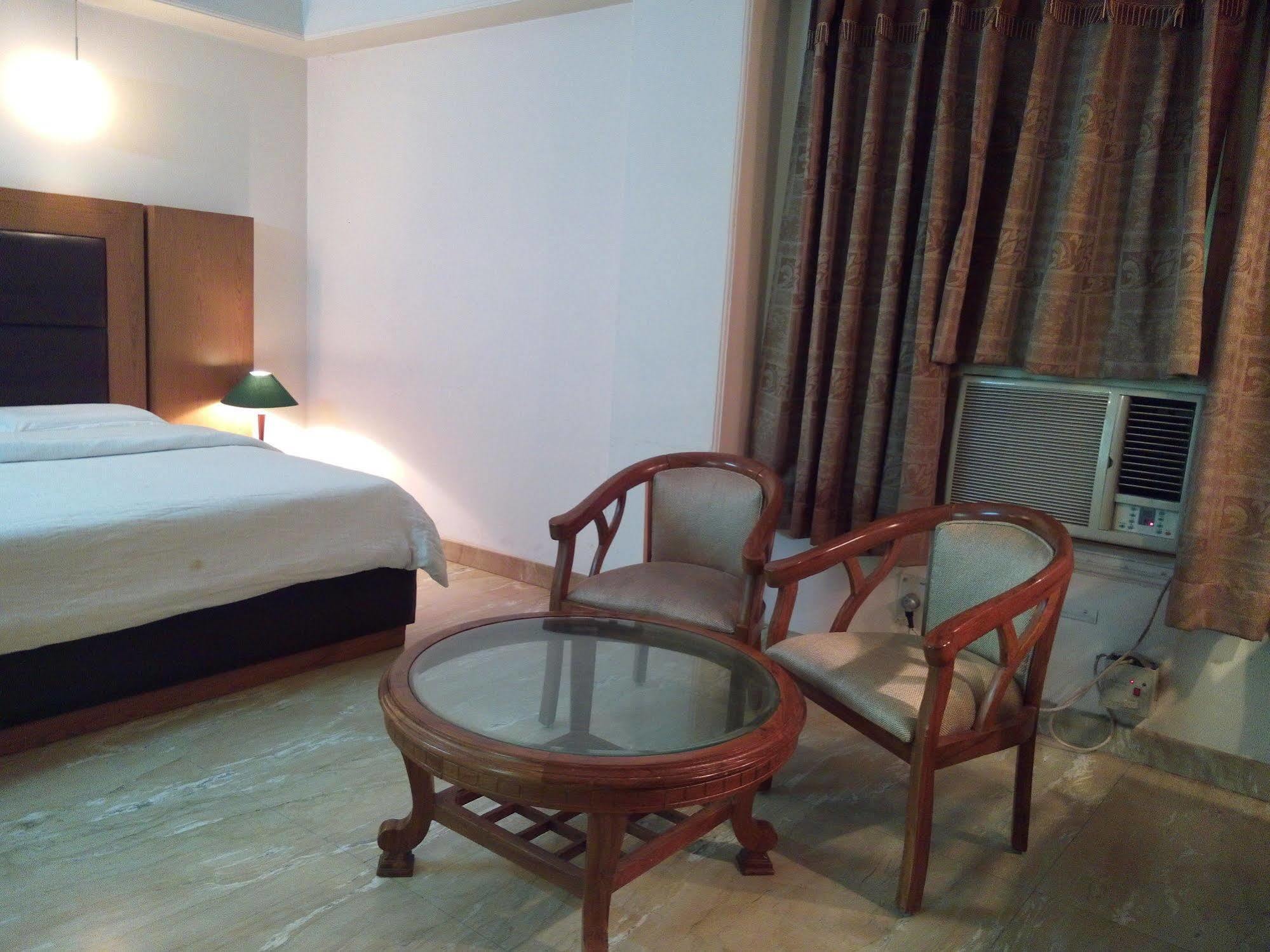 Hotel Queens Residency Gurgaon Eksteriør bilde