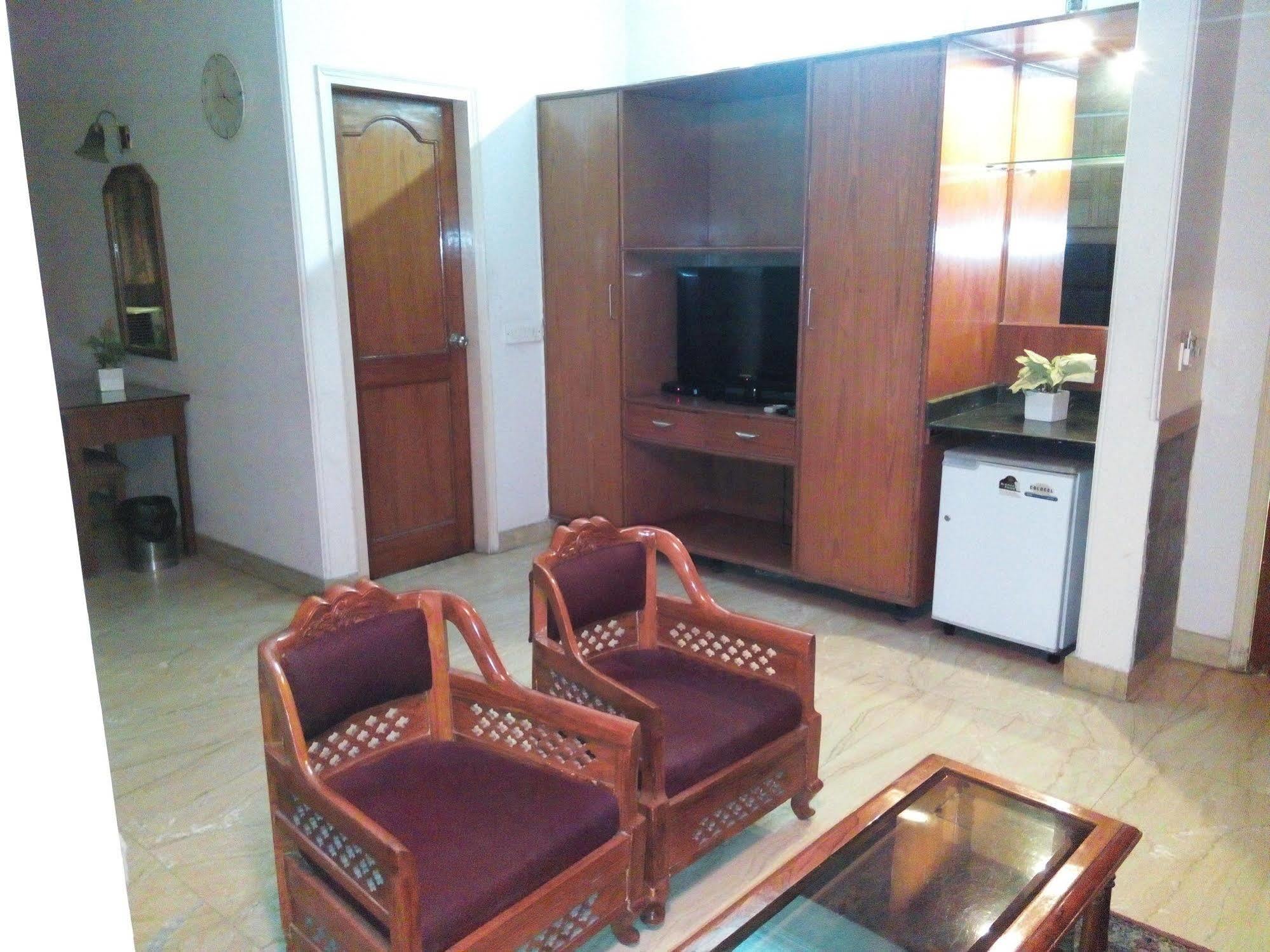 Hotel Queens Residency Gurgaon Eksteriør bilde