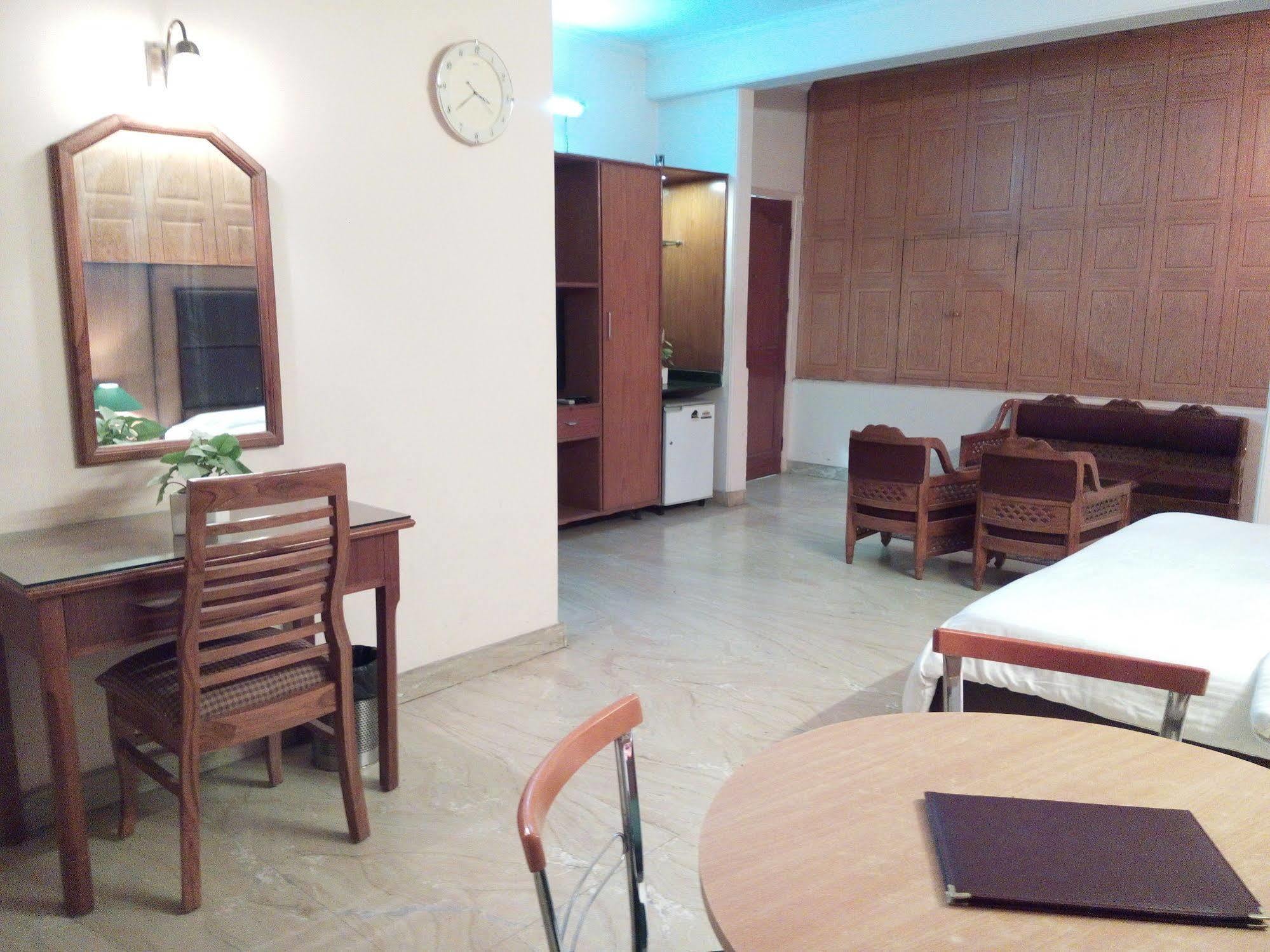 Hotel Queens Residency Gurgaon Eksteriør bilde