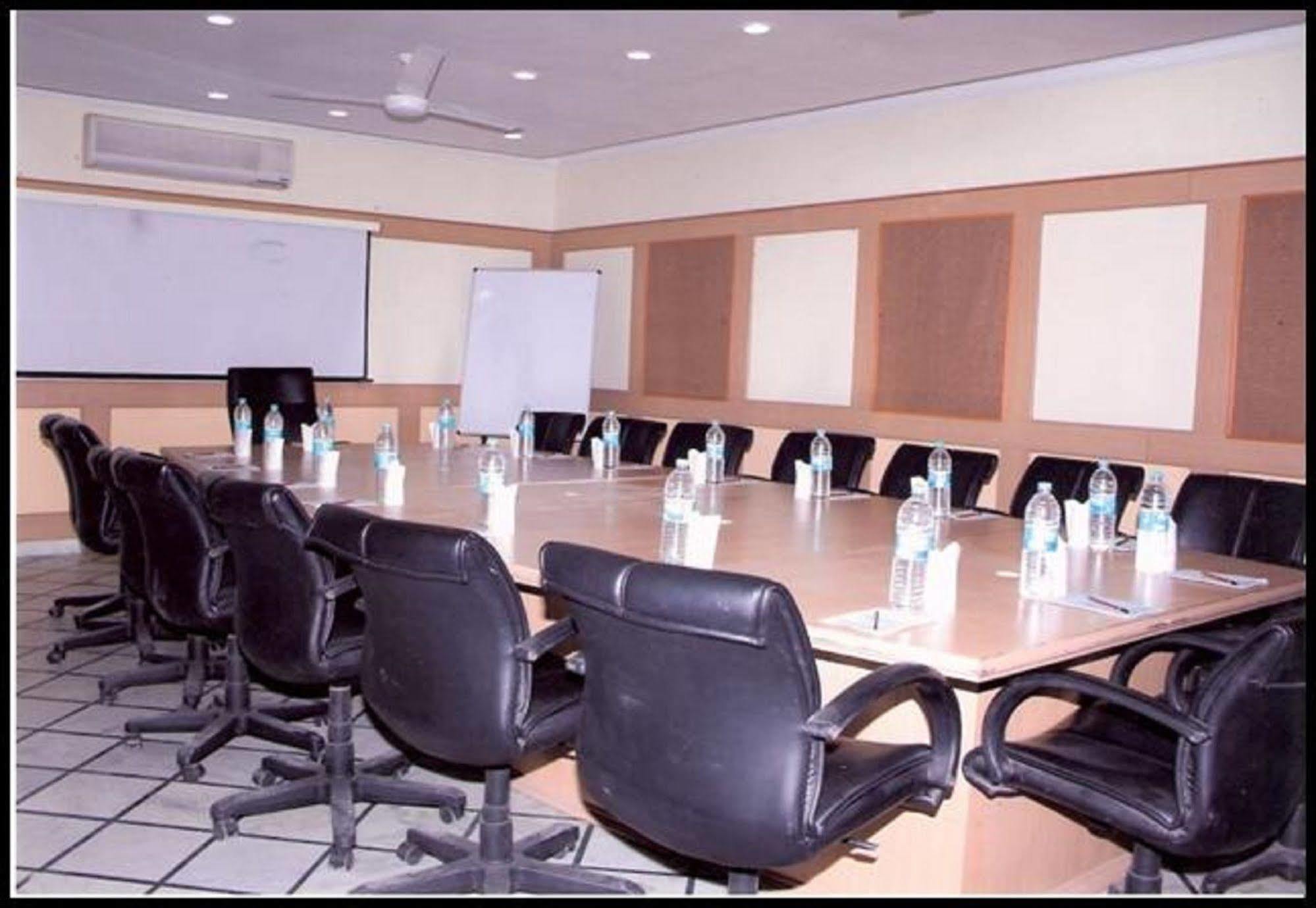 Hotel Queens Residency Gurgaon Eksteriør bilde